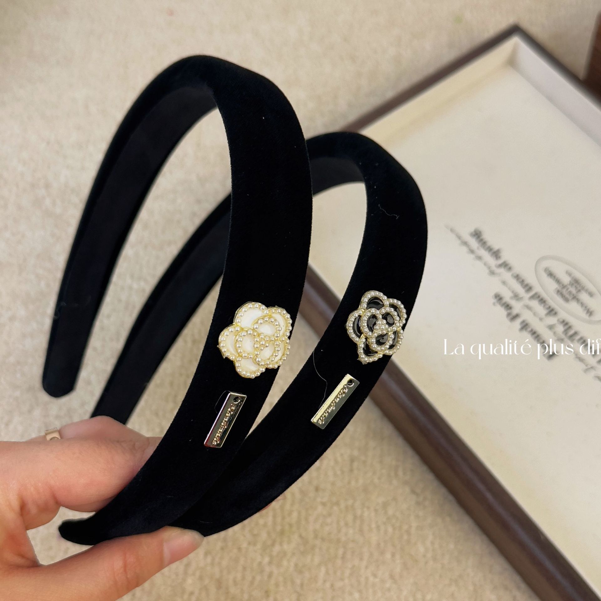 Black Velvet Camellia Logo Pea - مراجعة Women Accessories Logo وسعره