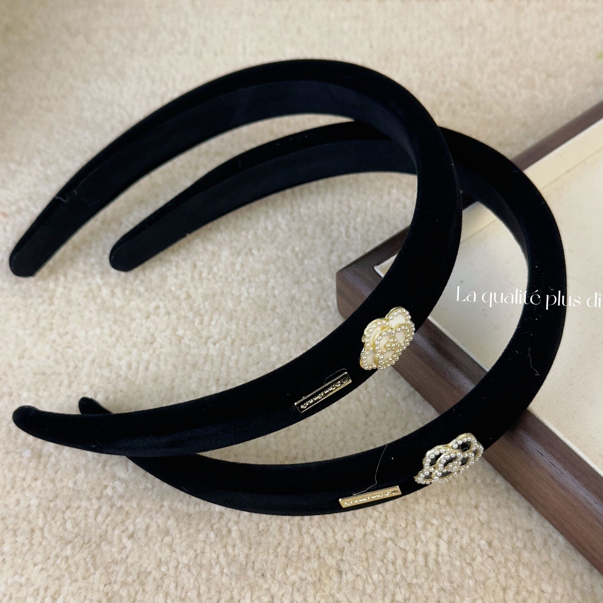 Black Velvet Camellia Logo Pea - مراجعة Women Accessories Logo وسعره