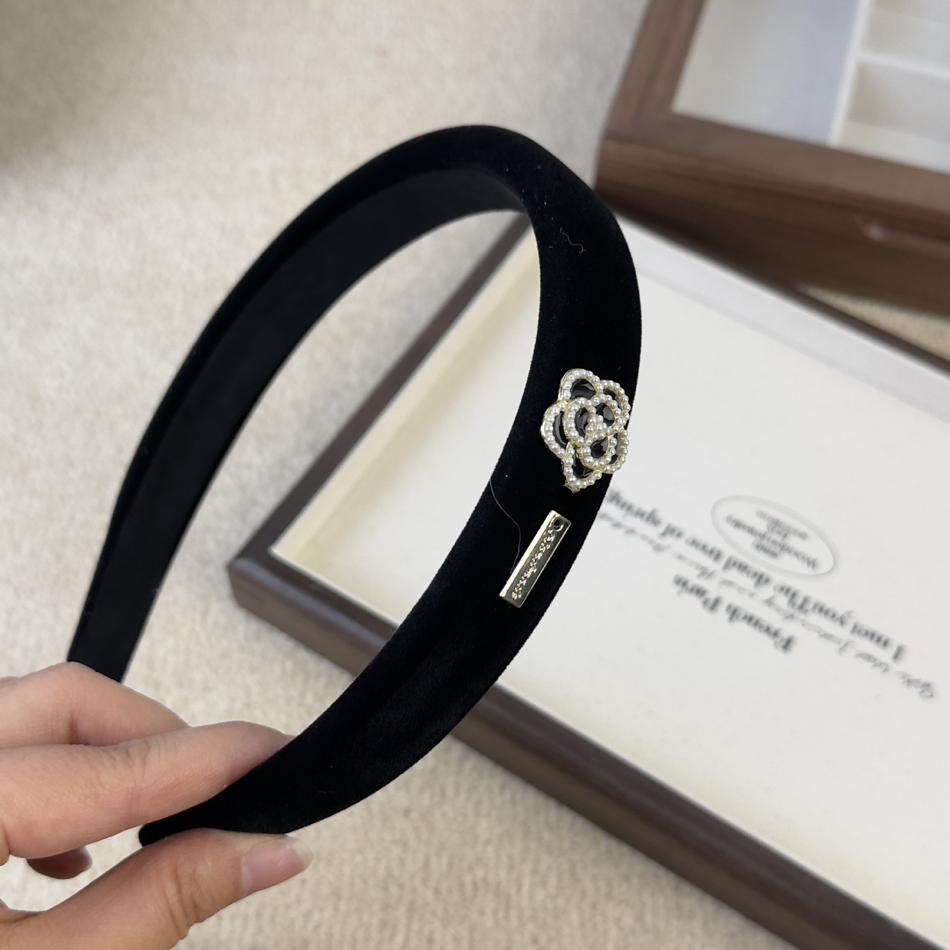 Black Velvet Camellia Logo Pea - مراجعة Women Accessories Logo وسعره