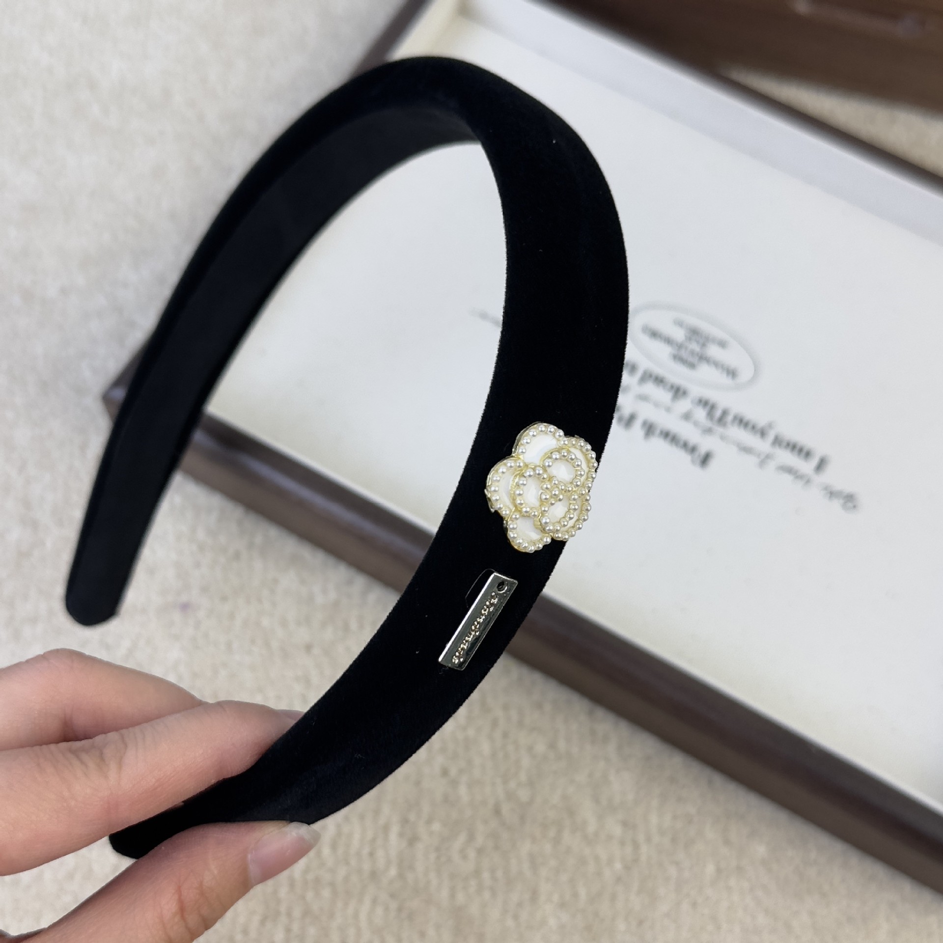 Black Velvet Camellia Logo Pea - مراجعة Women Accessories Logo وسعره